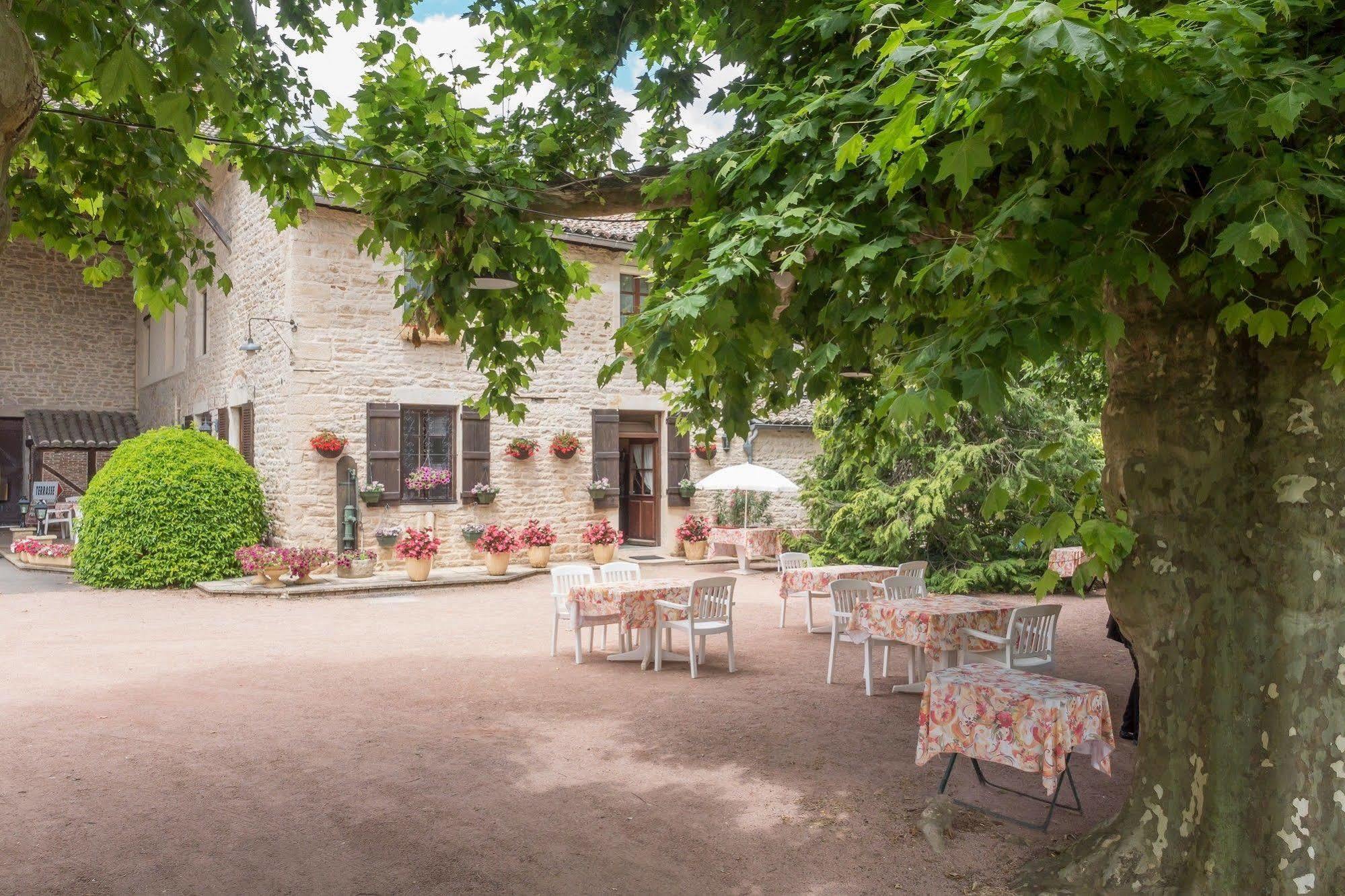 Logis Hotel Les Platanes Reyssouze Exteriör bild